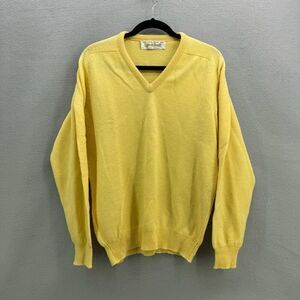 Vintage Lyle & Scott Men's Yellow Pure Lambswool V-Neck Sweater Size 40